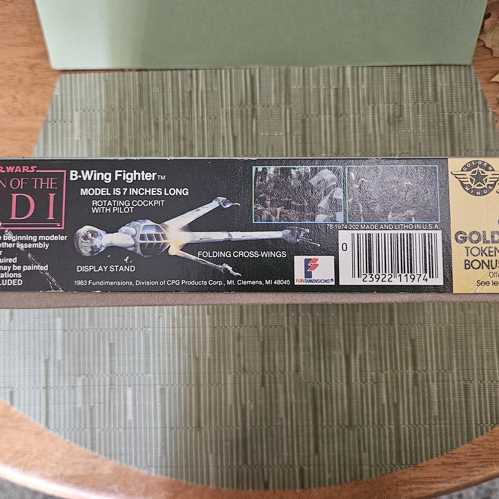 Star Wars B-Wing Fighter Model Kit - Picture 4 of 6